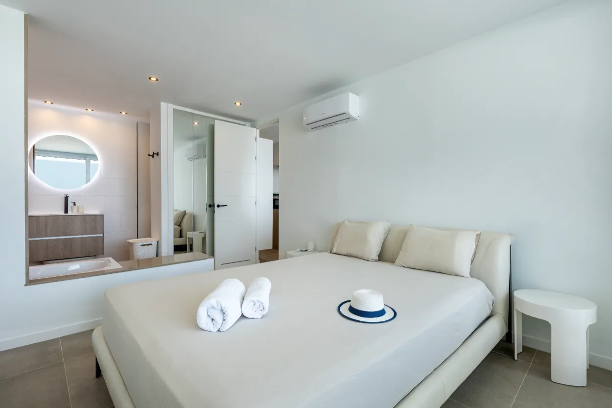 Vista del Silencio - bedroom-with-ensuite-bathroom-view